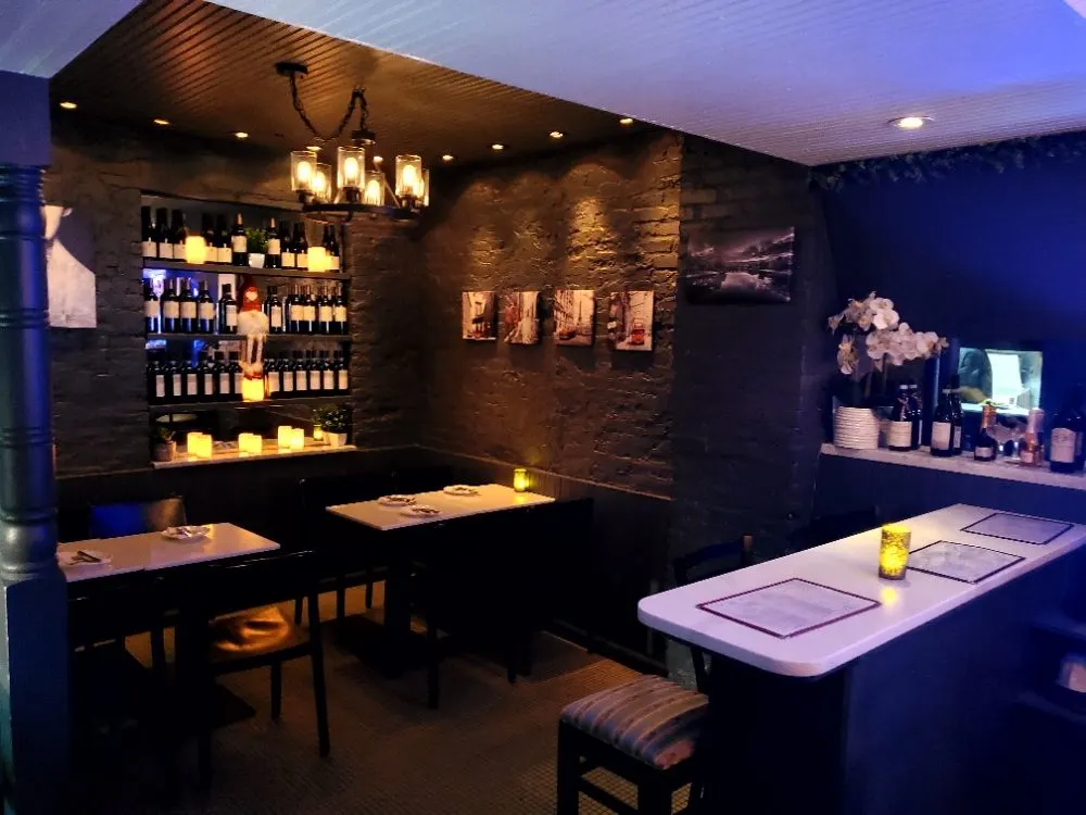 Aura Bar & Kitchen