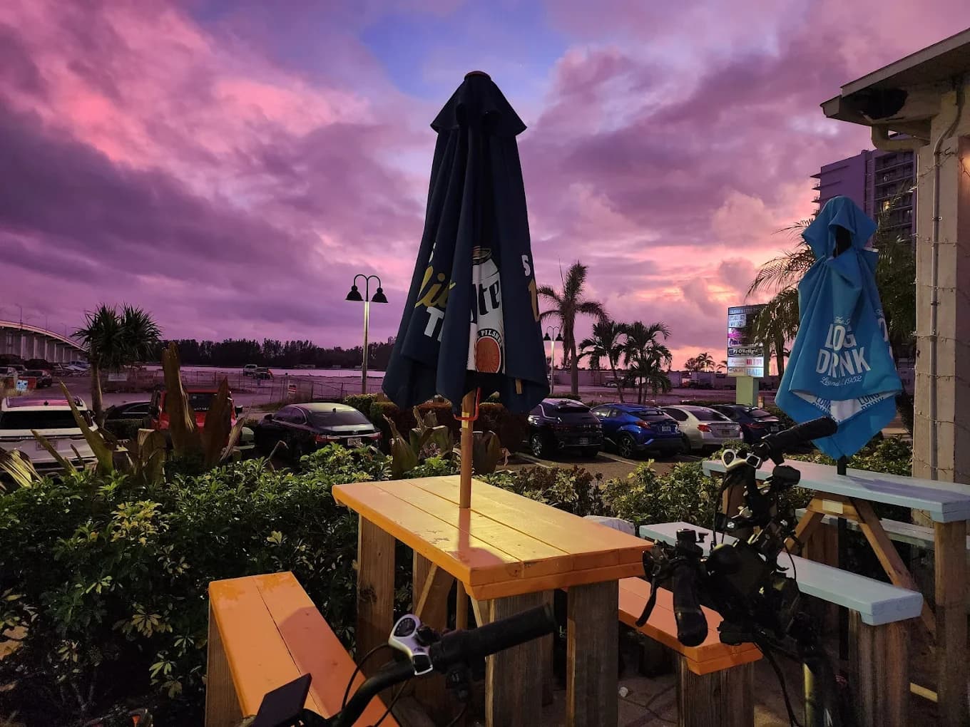 Hogg Daddy's Beach Bar & Grill
